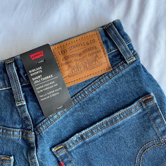 BNWT Levi’s Ribcage Jean Shorts Embroidered Super High-Rise | Size 25” waist - Picture 4 of 9